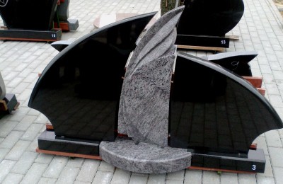 11 (1)   Svart granit och grå granit. Helpolerad inkl.helpolerad sockel. 